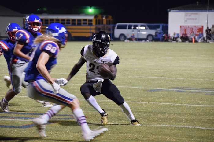 CJ Brown on a 25 yard touchdown run cutting through defenders